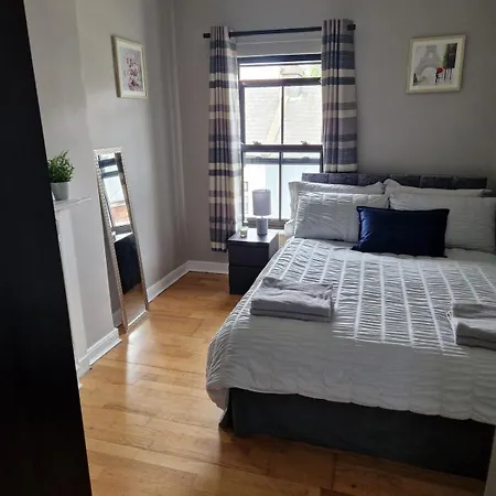 Centre Eyre Square Duplex Townhouse176 شقة *